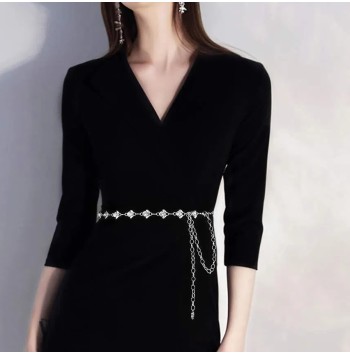Diamond-studded Dress Belt with Flower Pendant